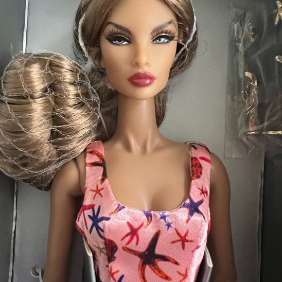 INTEGRITY TOYS BOMBSHELL BEACH NATALIA FATALE Fashion Royalty Sunkissed  NRFB - Picture 4 of 11
